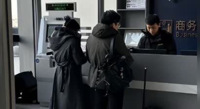 郭晶晶夫妇北京坐高铁！不戴口罩被赞亲切，霍启刚行李箱又脏又破