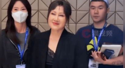 63岁张凯丽回应“短裙搭配黑丝”造型：不要给自己设定框架