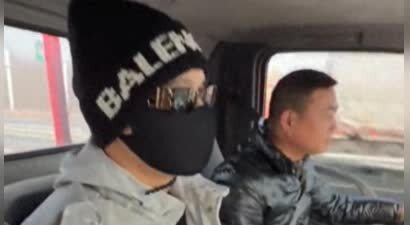 黄晓明机场路上车爆胎，拦货车上演“人在囧途”，朋友圈自嘲太囧