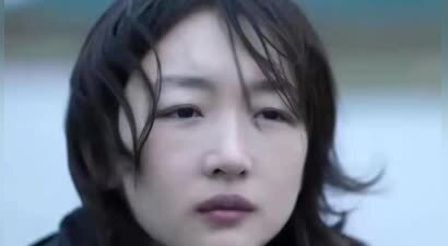 谋女郎周冬雨凭山楂树爆红，言行争议作品遇冷，口碑跌落引唏嘘