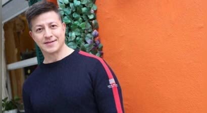 58岁TVB男星高调认爱，女方急忙否认恋情，称两人仅是朋友