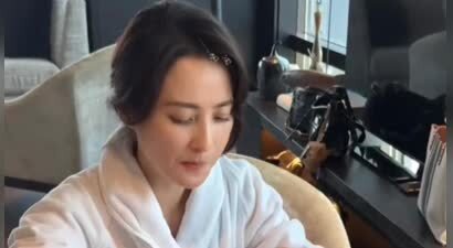 蒋勤勤晒减肥日常！吃三口肉被助理呵斥，饿到刮锅底、带皮吞橘子