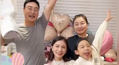 35岁何姿在家庆生，穿打底衫配国风马甲，长发披肩好温柔