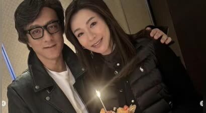 TVB前港姐亚军晒近况！参加聚会被型男亲密搂肩，二人关系引猜测