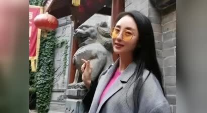 她因星光大道成名，又因争议性情事沉寂，如今39岁状况如何？