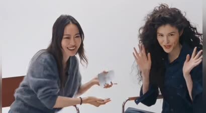 何穗受邀拍大片，穿牛仔衣配羊毛卷复古冷艳，像个女骑士又飒又美