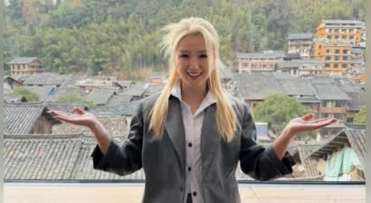 何洁回贵州过节！丝袜起褶被嘲土气，P图翻车双腿粗细不同真尴尬