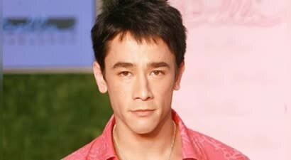 香港知名男星满头白发，遭前女友嫌弃没车没房，未结成婚至今单身