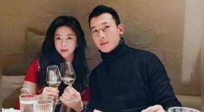 朱珠一家过冬至！和老公在新家摆一大桌请客，喝到脸微醺依旧很美