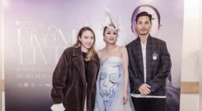 何超云平安夜盛装赴约，穿酒红色长裙明艳动人，被曝交往了新男友