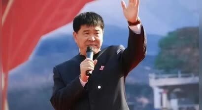 59岁邹德江好落魄，顶着大雪给小饭店站台，穿棉衣被冻的手通红