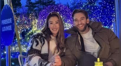 谢婷婷与小7岁男友外出度假，庆祝在一起两年，6岁女儿也在乐开怀