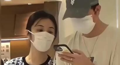 俞灏明王晓晨同框路透，十指紧扣暖手超甜，她表情严肃藏不住真相