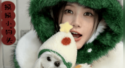 李一桐抱小狗拍照，笑容灵动又俏皮