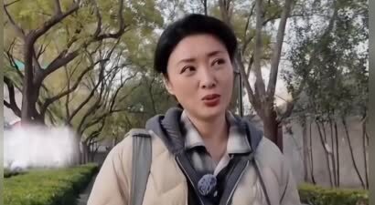 57岁周涛街头探店，穿短款羽绒服配连帽卫衣，休闲减龄很优雅