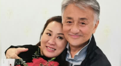 66岁吴岱融庆祝结婚30周年，给妻子送花简单过，自曝财产全给妻子