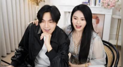 伊能静晒上海家中内景！客厅拥挤还脏乱，秦昊裹睡衣头发油到打绺