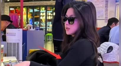 41岁朱珠现身三里屯，生图下脸肿墨镜遮面，穿紧身衣腰间赘肉抢镜