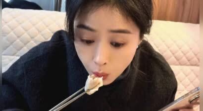 冬至佳节！蒋欣狂炫美味饺子，满脸都是满足