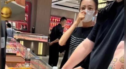 42岁佟丽娅深圳卖酒，眼袋水肿一脸疲态，鱼尾纹惹眼胖出双下巴