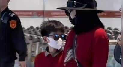 陈妍希带儿子现身海南！皮夹克配短裙又酷又飒，红色亲子装藏满母爱