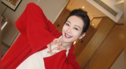 王鸥穿大红外套明艳动人 对镜头甜笑比心超养眼