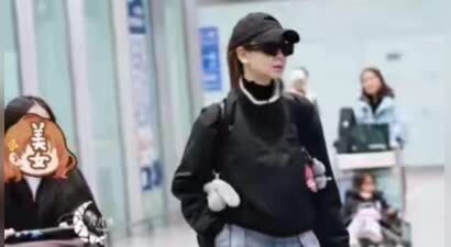 戚薇一家度假归来，穿短外套配阔腿裤很休闲，单手插兜又飒又美