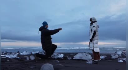 42岁金莎被小17岁男友孙丞潇冰岛求婚，单膝跪地，甜蜜拥抱好浪漫