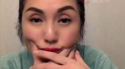 杨千嬅回应“眉毛印章”争议：眉毛是自己画的，当时化妆师没空