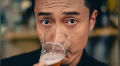 40岁王传君健康引担忧，眼神痴呆涣散小动作不断，弯腰驼背胖很多