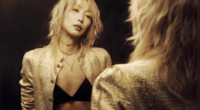 郑秀文金发配铆钉造型时尚有型 红色美甲冷艳感拉满