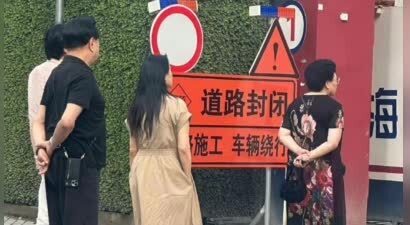 秦昊陪家人过圣诞，穿毛绒睡衣胖到150斤，不如小米粒打扮精致