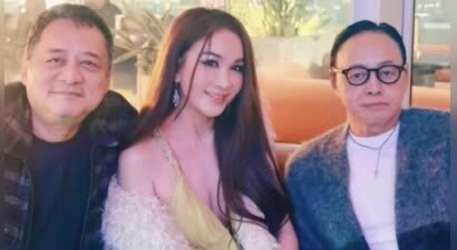 59岁温碧霞和何祖光参加晚宴，她脸蛋胶原蛋白满满，穿米色裙好美