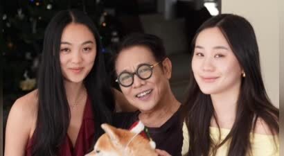 李连杰回新加坡过圣诞，抱狗与俩女儿在别墅庆祝，利智也在没露脸