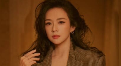 章子怡棕色格纹西装冷艳又妩媚