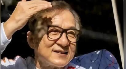 官媒对成龙的称呼变了！三字之差释放强烈信号，王晶真没说错