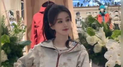 刘诗诗高马尾运动装化身靓丽女大 笑容灿烂