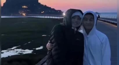 何猷君奚梦瑶夫妇韩国游被偶遇，合照很亲民，没有架子