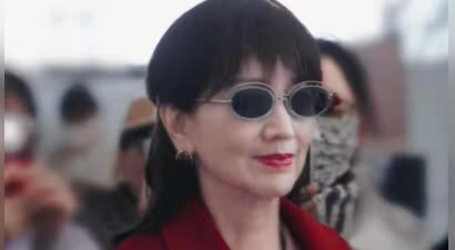 赵雅芝新年氛围感穿搭，一袭长款红大衣配微卷披肩发，美得好优雅