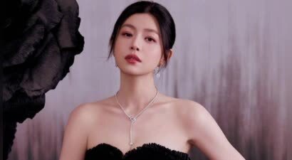 陈妍希黑色抹胸裙造型惊艳 盘发造型衬出纤美肩颈