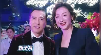 62岁甄子丹现身好友生日宴，酒红色丝绒西装气场十足，模样变化有点大