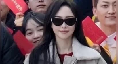 唐嫣现身开机仪式，穿一身红衣配卡其色外套，美丽端庄