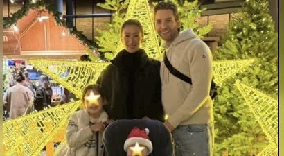 谢婷婷一家圣诞外出，半岁儿子戴圣诞帽亮相，小7岁男友抱娃喂奶