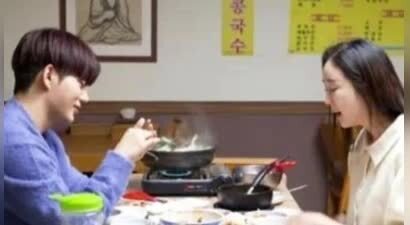 女星离婚两年仍与前夫同住，二人面对镜头落泪：很难熬，撑不住了