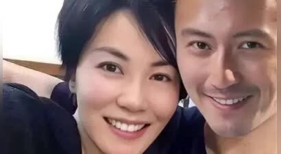 王菲带小女儿滑雪，穿滑雪服全副武装挡不住美貌，李嫣唇部疤痕明显