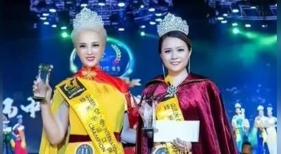 她曾两度瘫痪，遭到丈夫抛弃后一夜白头，64岁逆袭成央视超模！