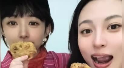 赵丽颖与好友相聚合照：齐刘海新发型好乖巧，红衣棒球帽显活泼