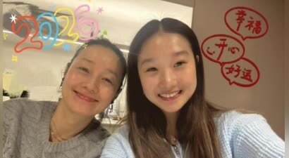 马伊琍和俩女儿一起跨年，爱马和妈妈素颜同框抢镜，越长越像了