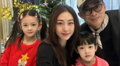 52岁樊少皇晒全家照！大女儿颜值很高，像母亲贾晓晨，小女儿更像父亲