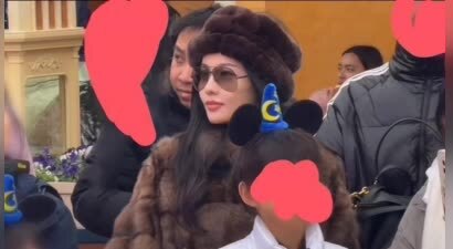 张嘉倪带俩儿子迪士尼跨年！穿貂皮大衣贵气十足，长子像买超，幼子像母亲